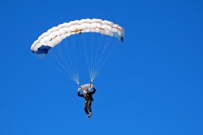 开云网页版登录入口-球员在比赛中展现强烈的拼抢欲望获得教练认可，球员们的比拼很热烈,赢得了观众的阵阵喝彩